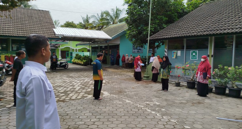 Guru dan Tenaga Kependidikan MIN 1 Kulon Progo Latihan Upacara untuk HAB Kemenag ke-79