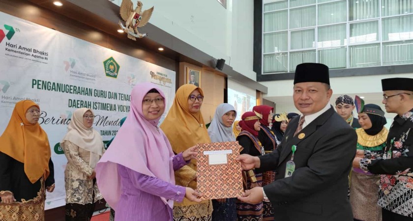 Guru MIN 1 Kulon Progo Terima Penghargaan GTK Berprestasi