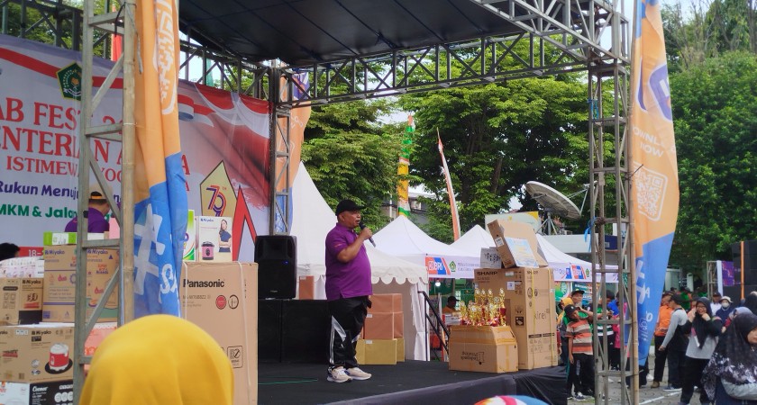 Kepala Madrasah dan GTK MIN 1 Kulon Progo Ikuti Jalan Sehat HAB Fest Kemenag 2024