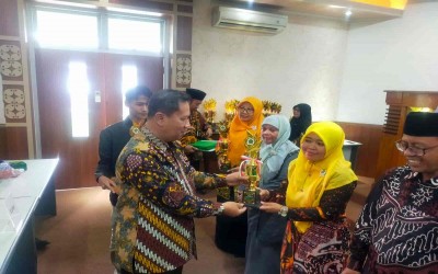 Guru MIN 1 Kulon Progo, Terima Anugerah GTK Madrasah Tingkat Provinsi